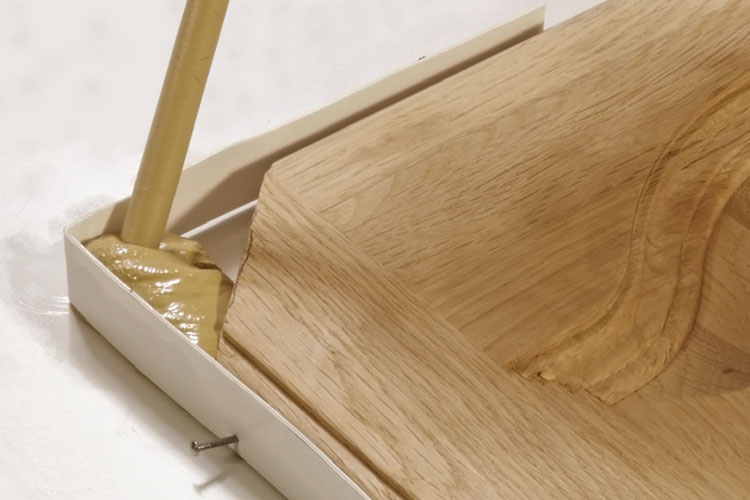Comment réparer un angle de porte en bois ?