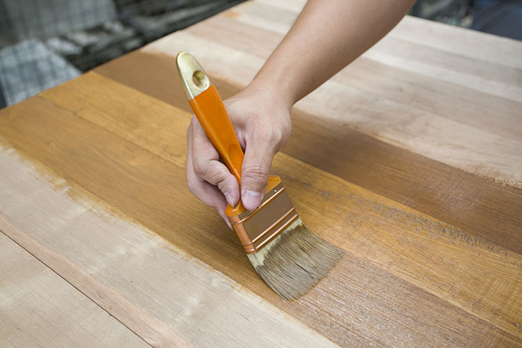 Comment nettoyer une table en bois ? Nos conseils pour l